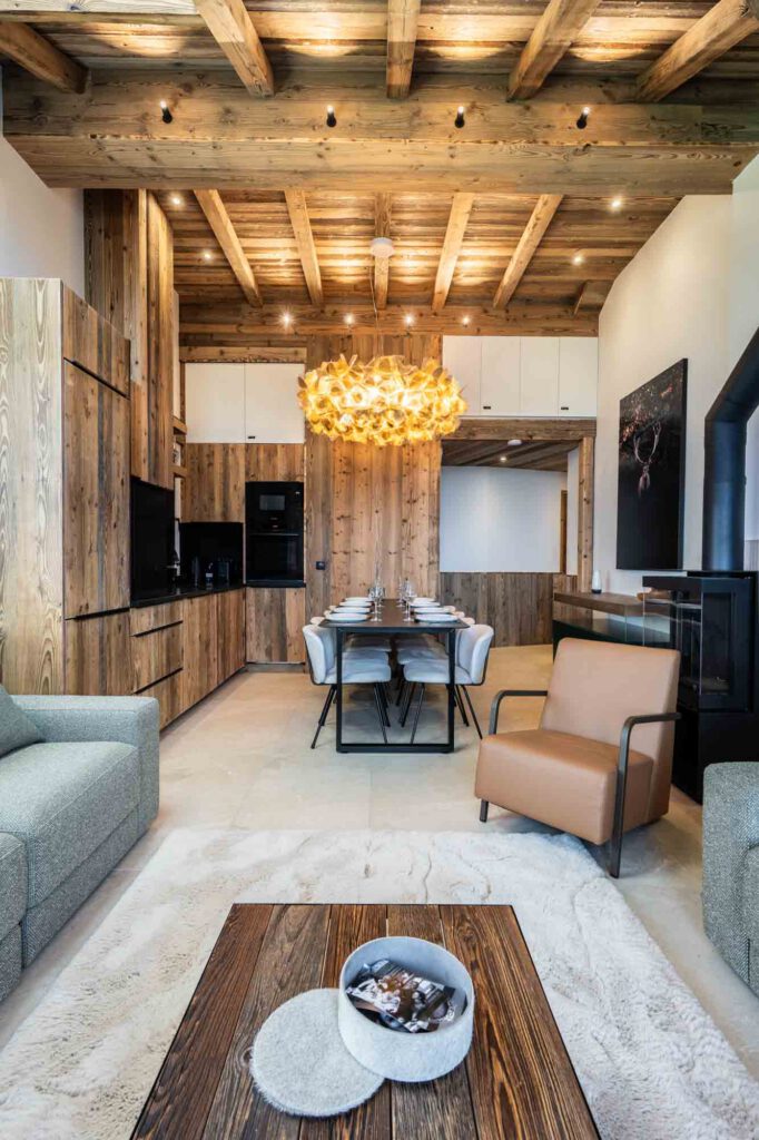 rénovation d'une salle de vie dans un appartement sous charpente.