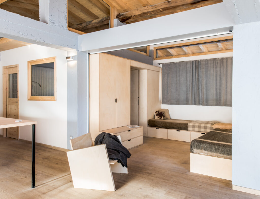 Salon appartement en montagne lumineux