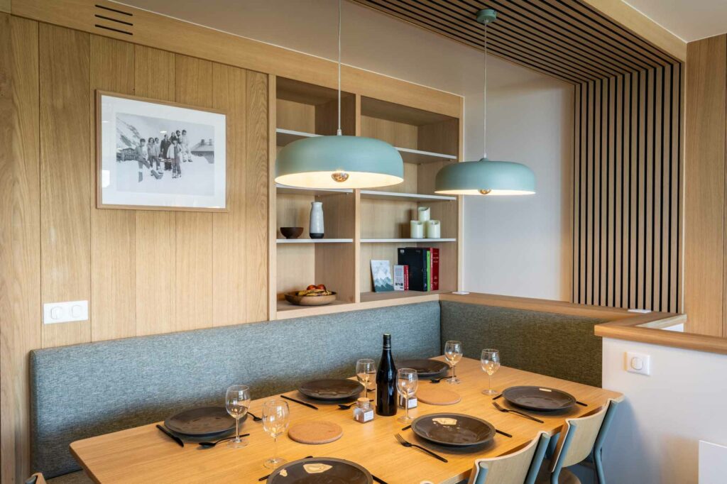 Cuisine contemporaine d'appartement en montagne